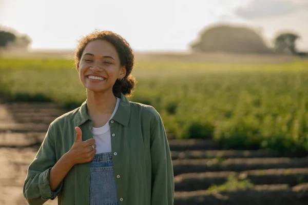 Wanita Yang Tersenyum Agronomis Bekerja Dengan Tanaman Lapangan Konsep Pertanian — Stok Foto