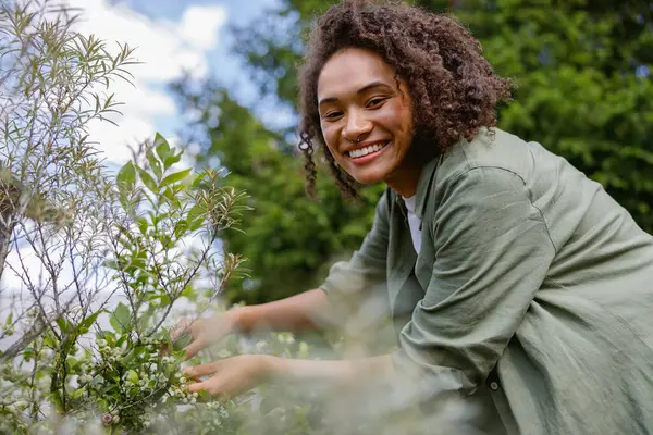 Tukang Kebun Wanita Yang Positif Merawat Tanaman Saat Bekerja Pusat — Stok Foto