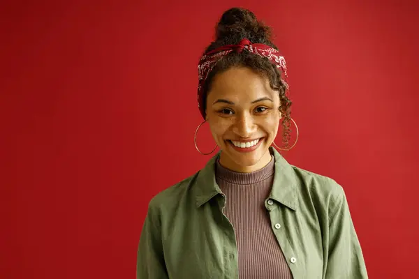 Πορτρέτο Της Γοητευτικής Γυναίκας Κοιτάζει Κάμερα Χαμόγελο Στέκεται Κόκκινο Φόντο — Φωτογραφία Αρχείου