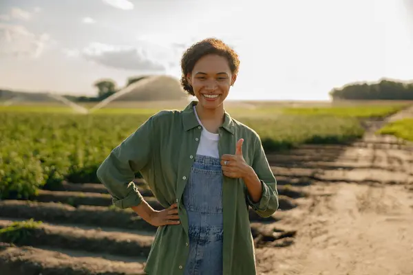 Wanita Yang Tersenyum Agronomis Bekerja Dengan Tanaman Lapangan Konsep Pertanian — Stok Foto