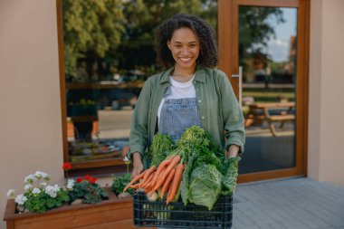 Az önce hasat edilmiş sebze sepeti satışa hazır gülümseyen kadın çiftçi. Yüksek kalite fotoğraf