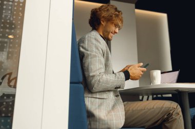 Erkek girişimci, modern ofiste çalışırken telefonla görüşüyor. Yüksek kalite fotoğraf