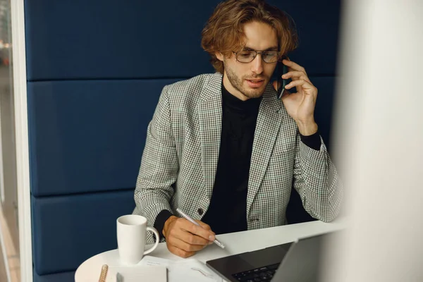 Forretningsmann Snakker Telefon Med Klienten Mens Sitter Coworking Jobber Laptop – stockfoto