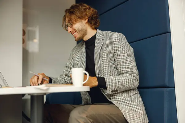 Kjekk Entreprenør Som Jobber Med Laptop Sitter Moderne Kollegaarbeid Løpet – stockfoto