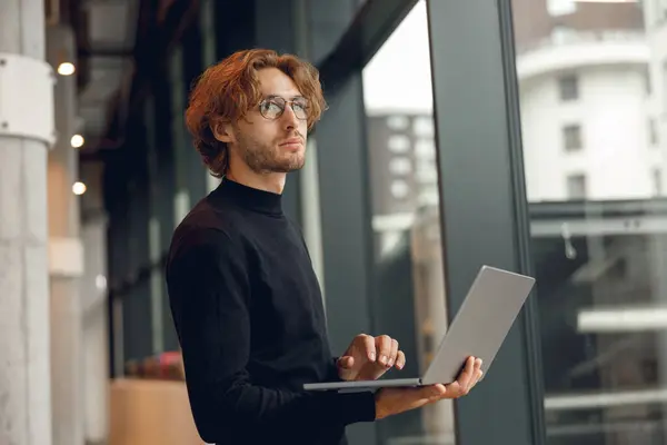 Kjekk Mannlig Salgssjef Briller Som Jobber Med Laptop Stående Kontoret – stockfoto