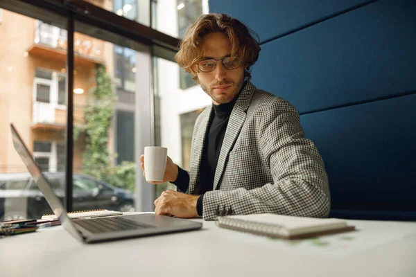 Pengusaha Terfokus Dalam Kacamata Yang Bekerja Pada Laptop Duduk Kantor — Stok Foto