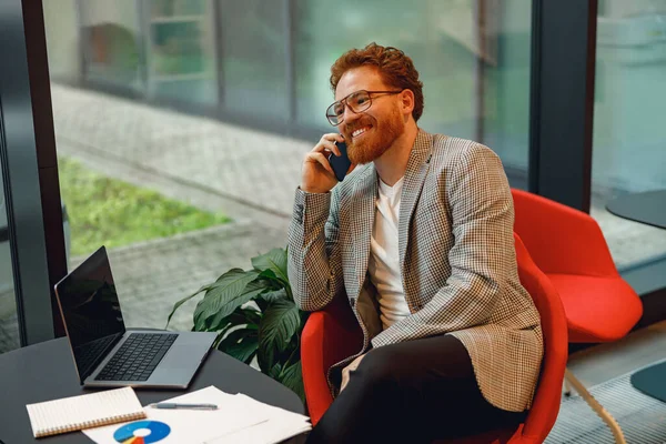 Pengusaha Berbicara Telepon Dengan Klien Saat Duduk Dalam Kerja Sama — Stok Foto