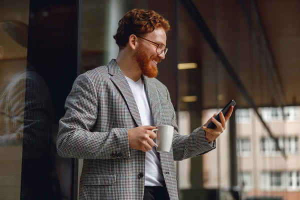 Lächelnder Geschäftsmann Mit Telefon Der Hand Während Der Pause Büro Stockbild