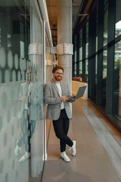 Handsome Entreprenør Som Jobber Med Laptop Stående Moderne Coworking Løpet – stockfoto