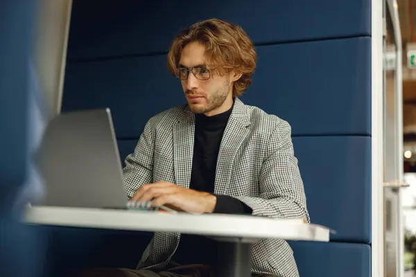 Pengusaha Tampan Yang Bekerja Pada Laptop Duduk Kerja Sama Modern — Stok Foto