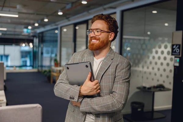 Geschäftsmann Mit Brille Und Laptop Steht Auf Modernem Bürohintergrund Und Stockbild