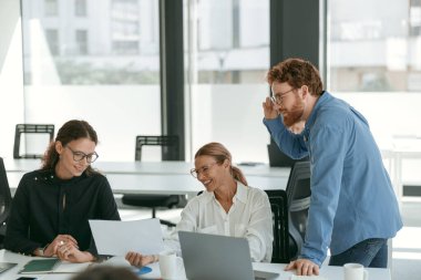 Bir grup farklı insan ofis toplantı odasında yeni projeyi tartışıyor. İş takım çalışması durumu