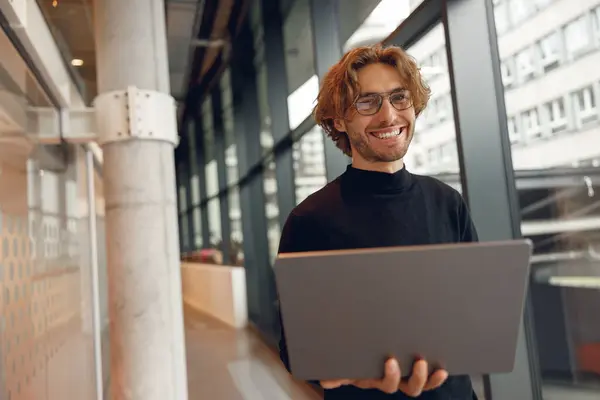 Pengusaha Tampan Yang Bekerja Pada Laptop Berdiri Dalam Kerja Sama — Stok Foto