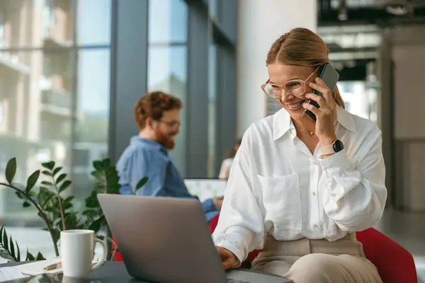 Wanita Pekerja Lepas Berbicara Telepon Dengan Klien Saat Bekerja Pada — Stok Foto