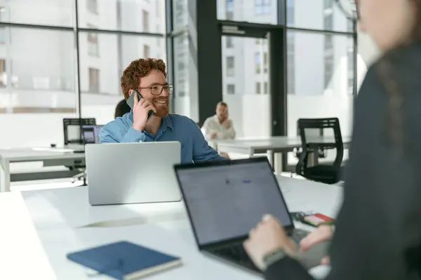 Επιχειρηματίας Μιλάμε Τηλέφωνο Τον Πελάτη Ενώ Κάθεται Στο Σύγχρονο Γραφείο — Φωτογραφία Αρχείου