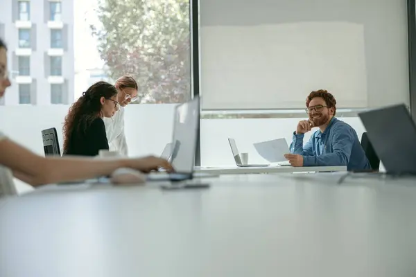 Επιχειρηματίες Που Εργάζονται Φορητούς Υπολογιστές Στο Γραφείο Συναδέλφους Φόντο Υψηλής — Φωτογραφία Αρχείου