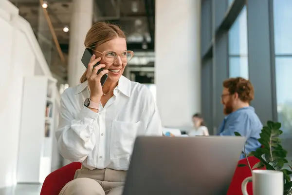 Деловая Женщина Разговаривает Телефону Клиентом Время Работы Ноутбуке Офисе Высокое Лицензионные Стоковые Фото