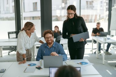 Bir grup farklı insan ofis toplantı odasında yeni projeyi tartışıyor. İş takım çalışması durumu