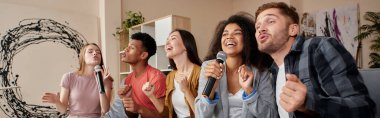 Sadece şarkı söyle. Neşeli, çok kültürlü arkadaşlar evde karaoke yaparken hevesli görünüyorlar, mikrofonla şarkı söylüyorlar, evdeki kanepede oturuyorlar. Karaoke partisi, arkadaşlık konsepti