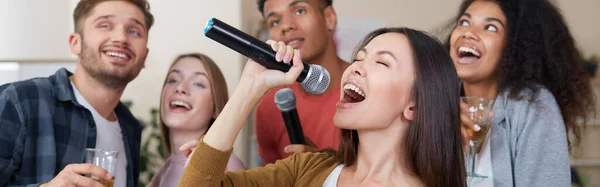 Gadis Penyanyi Wanita Asia Yang Cantik Memegang Mikrofon Dan Bernyanyi — Stok Foto