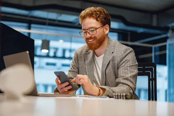 Pebisnis Tersenyum Memegang Telepon Sambil Duduk Kantor Selama Waktu Istirahat — Stok Foto