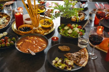 Lezzetli yemek ve içeceklerle birlikte kahvaltı masası hazır.