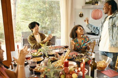 Neşeli ev partisinde mutlu çift için telefonda fotoğraf çeken adam. Yüksek kalite fotoğraf