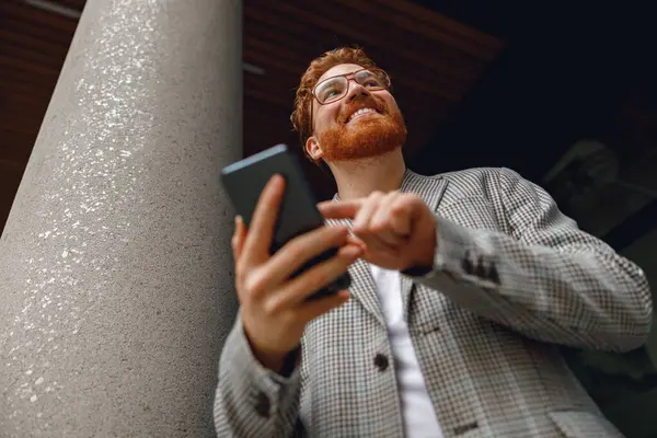 Pekerja Lepas Yang Tampan Memegang Telepon Ketika Berdiri Dekat Kantor — Stok Foto