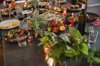 Lezzetli yemek ve içeceklerle birlikte kahvaltı masası hazır.