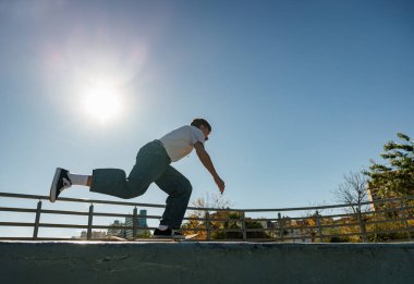 Kaykay parkında kaykay yapan genç bir adam. Etkin spor konsepti