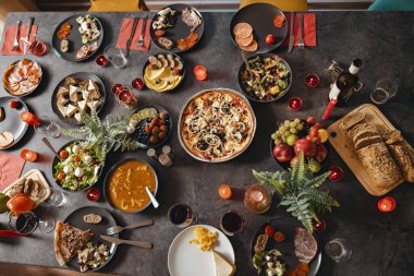 Lezzetli yemekler, içecekler ve ev partisi için mumlar hazır.