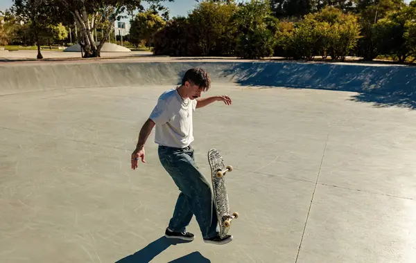 Güneşli bir günde kaykay parkında kaykay yapan aktif bir genç. Ekstrem spor konsepti