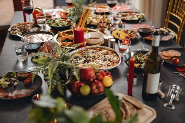 Lezzetli yemek ve içeceklerle birlikte kahvaltı masası hazırlıkları tatil partisi için hazır.