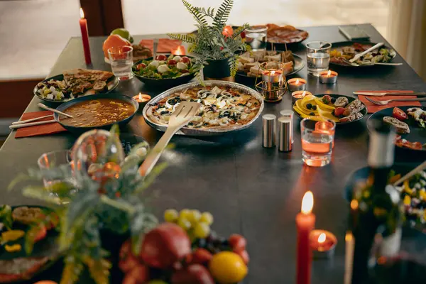 Lezzetli yemek ve içeceklerle birlikte kahvaltı masası hazır.