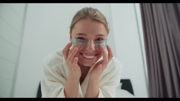 Kadın Mutlu Bir Şekilde Yüzüne Göz Bandı Yapıştırıyor Sevinçle Gülümsüyor — Stok video