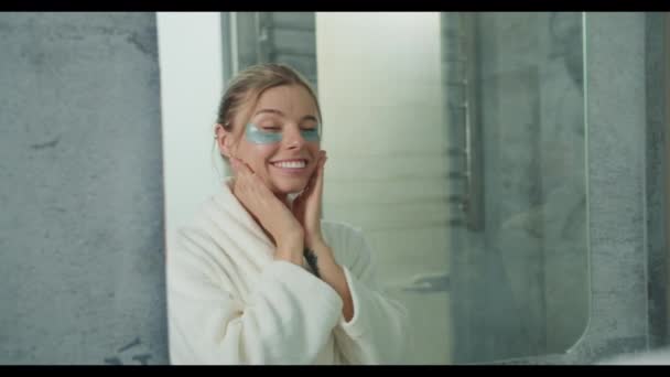 Eine Frau Trägt Augenklappen Vor Einem Spiegel Auf Und Fängt — Stockvideo