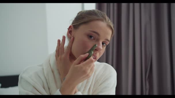 Мирная Юная Леди Завернутыми Полотенце Волосами Использует Зеленый Камень Гуа — стоковое видео