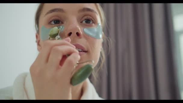 Kobieta Demonstruje Użycie Wałka Nefrytowego Twarzy Pielęgnacji Skóry Skupiając Się — Wideo stockowe