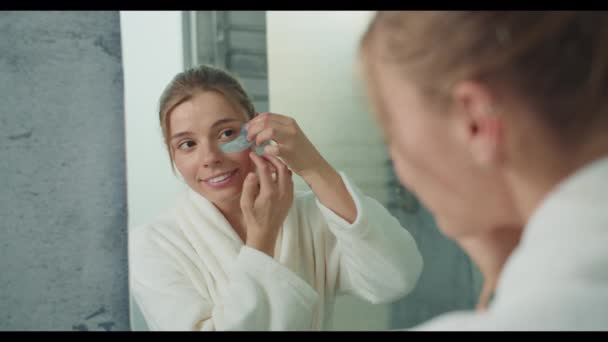 Una Mujer Está Inspeccionando Cara Espejo Del Baño Enfocándose Nariz — Vídeo de stock