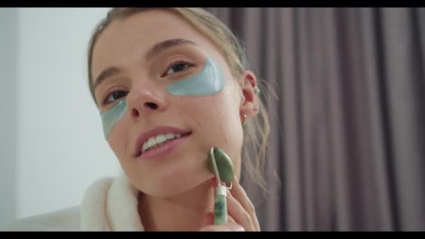 Kvinna Ler Glatt Och Använder Jade Roller Ansiktet Med Fokus — Stockvideo