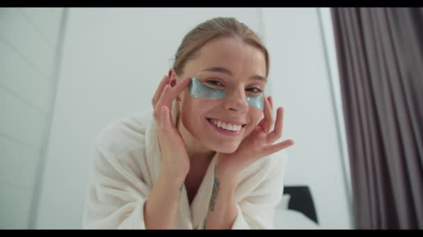 Uma Mulher Roupão Banho Está Feliz Aplicando Manchas Oculares Seu — Vídeo de Stock