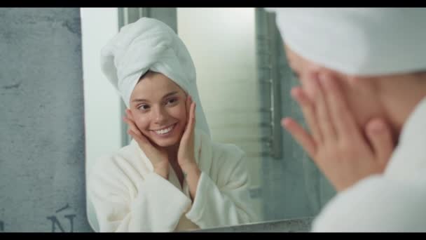 Eine Frau Mit Einem Den Kopf Gewickelten Handtuch Lächelt Über — Stockvideo