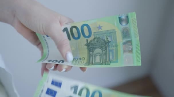 Denna Video Fångar Närbild Hand Som Visar 100 Euro Sedel — Stockvideo