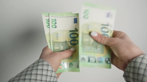 Una Donna Affari Conta Sapientemente 100 Euro Dimostrando Precisione Nella Filmato Stock Royalty Free