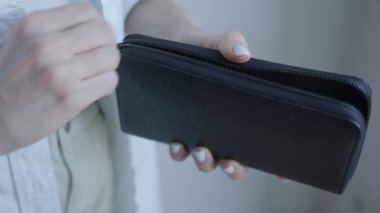 Siyah bir cüzdandan Amerikan dolarlarının çıkarılması, günlük mali faaliyetleri ve bütçe yönetimini gösteriyor