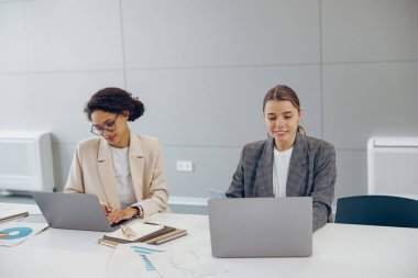 İş yerinde birlikte çalışan şık bayan satış müdürleri.