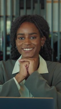 Gülümseyen, kendinden emin bir profesyonel modern ofis ortamında pozitif enerji ve coşku yayar, başarıyı somutlaştırır.