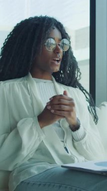 Şık bir kadın yenilikçi fikirler hakkında anlamlı tartışmalara girer, profesyonelliğini ve yaratıcılığını gösterir.