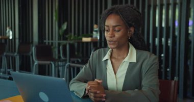 Bir iş adamı aktif olarak ayrıntılı ve değerli veri içgörülerini gösteren sanal bir çevrimiçi toplantı düzenler.