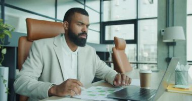 Modern ofis ortamında veri analizi yapan kendini işine adamış ve ciddi bir profesyonel.